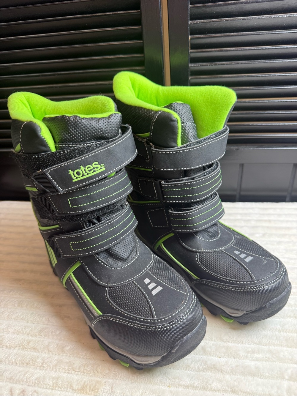 totes Kids Black & Neon Green Insulated Snow Boots with Velcro Straps